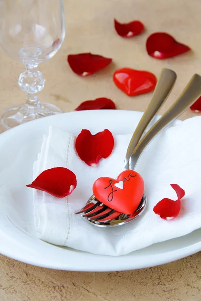 Configuração de mesa romântica com pétalas de rosa e corações — Fotografia de Stock