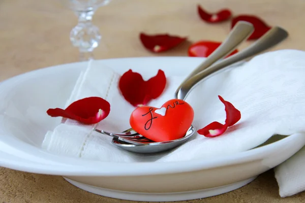 バラの花びらと心でロマンチックなテーブルセッティング — ストック写真