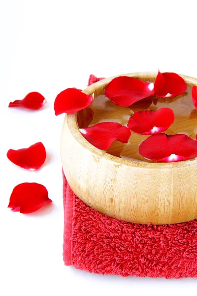 Spa concept met rozenblaadjes en een rode handdoek — Stockfoto