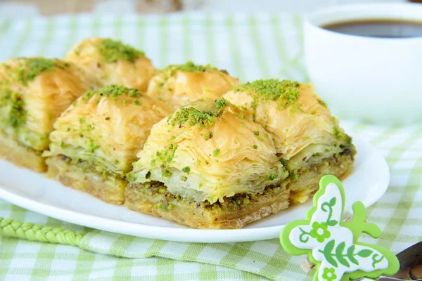 Traditional Turkish dessert - baklava with honey and nuts — Stock Photo, Image