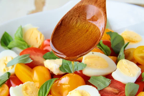Salada com ovos de codorna e tomate cereja de perto — Fotografia de Stock