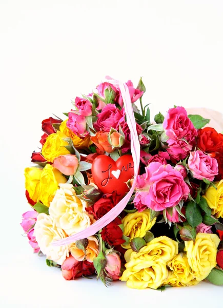 Ramo de rosas multicolores, pequeños aerosoles, con un corazón — Foto de Stock