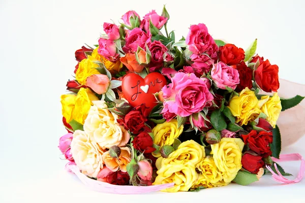 Ramo de rosas multicolores, pequeños aerosoles, con un corazón —  Fotos de Stock