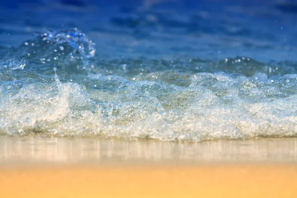 Modrá voda, žlutý písek. — Stock fotografie