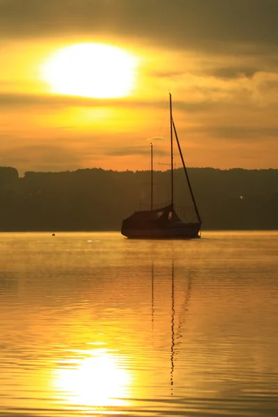 Segelboot im Sonnenaufgang — Stockfoto