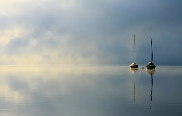 Sailboats in the mist — Stock Photo, Image