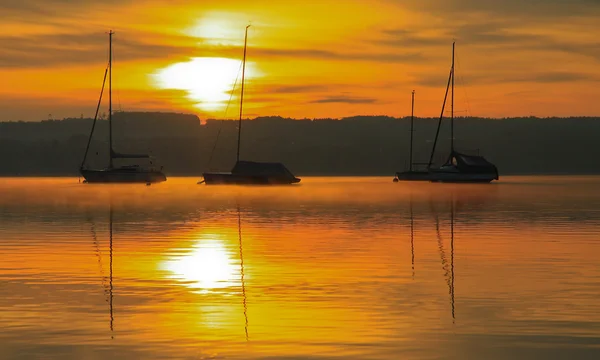 Sunrise e veleiros — Fotografia de Stock