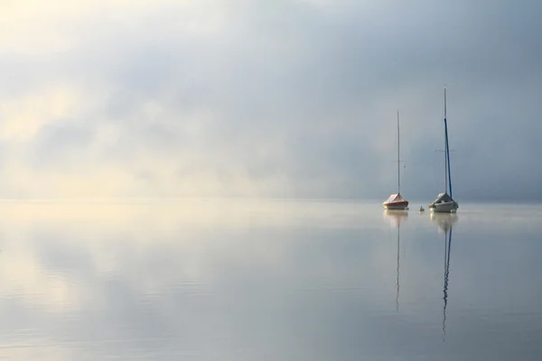 Segelboote im Nebel — Stockfoto