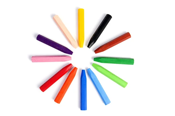 Цветные восковые карандаши на изолированных — стоковое фото