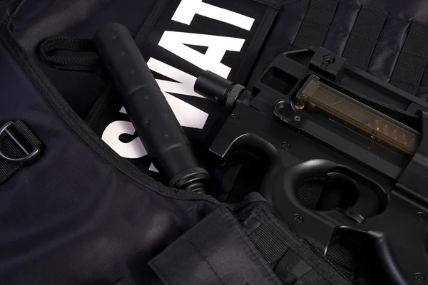 SWAT a páncél és a puska — Stock Fotó