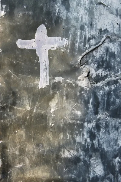 Білий хрест на фоні сіро-синій — стокове фото