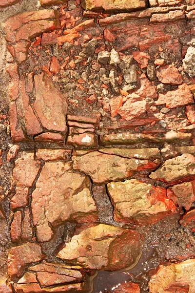 Старі тріщини нестандартних цеглин — стокове фото