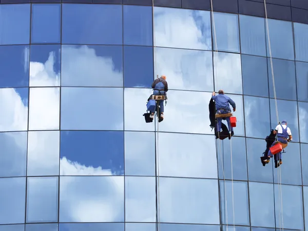 Arbeiter waschen Fenster eines Wolkenkratzers — Stockfoto
