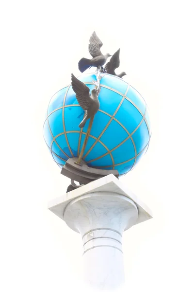 Скульптура земної кулі в Києві — стокове фото