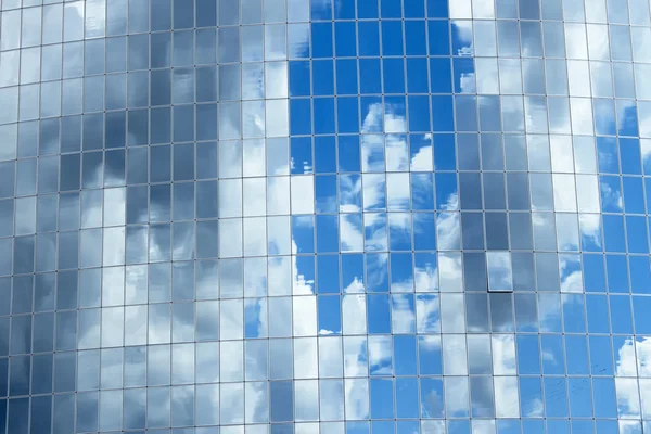 在摩天大楼窗口中反映出来的天空 — 图库照片