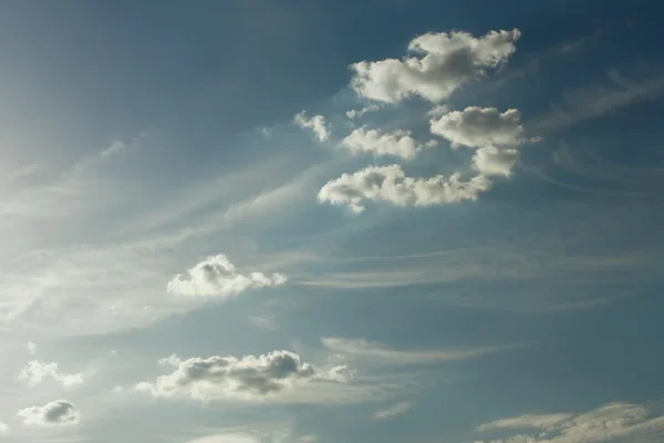 Felhők a kék ég ellen — Stock Fotó