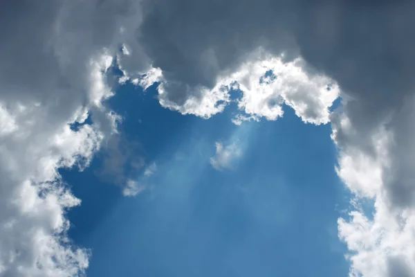 Dichte Wolken bildeten den Bogen — Stockfoto