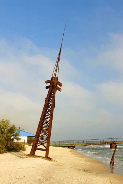 海岸上的金属斜的塔 — 图库照片