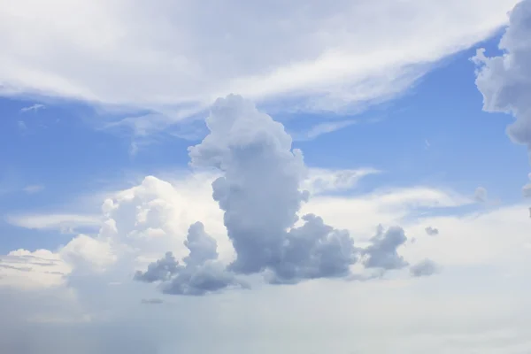 Hafif beyaz bulutlar — Stok fotoğraf