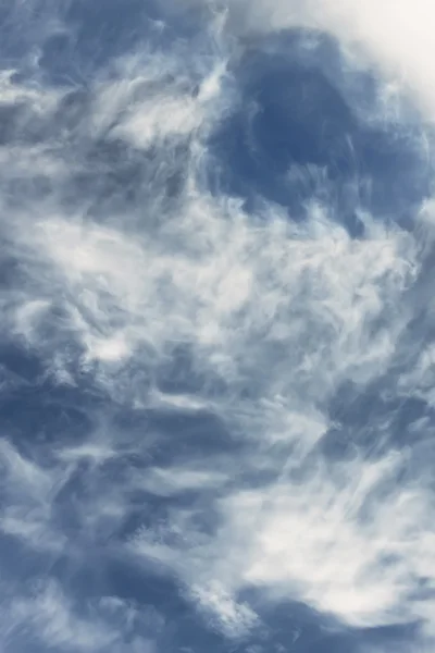 Leichte weiße Wolken — Stockfoto