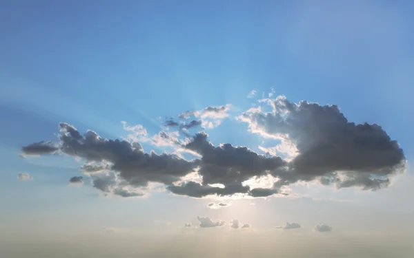 Sonne hinter den Wolken — Stockfoto