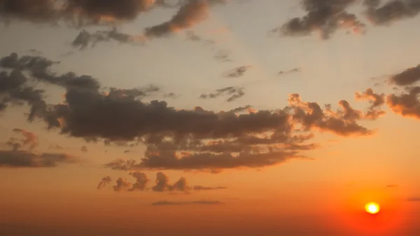 Трагічний хмарний пейзаж заходу сонця — стокове фото