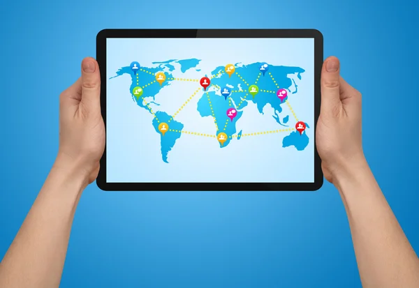 Una mano masculina sosteniendo un touchpad moderno con mapa social — Foto de Stock
