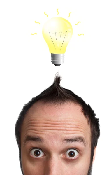 Lustiger junger Mann mit Glühbirne über dem Kopf — Stockfoto