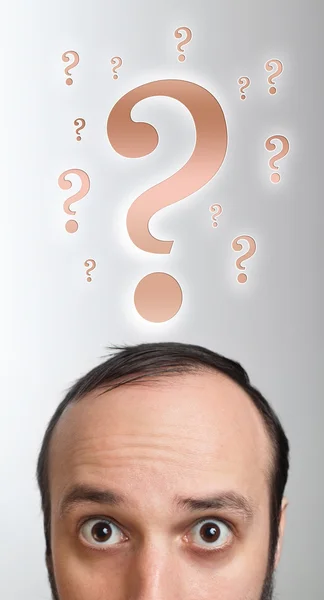 Homem adulto tem muitas perguntas em sua cabeça — Fotografia de Stock