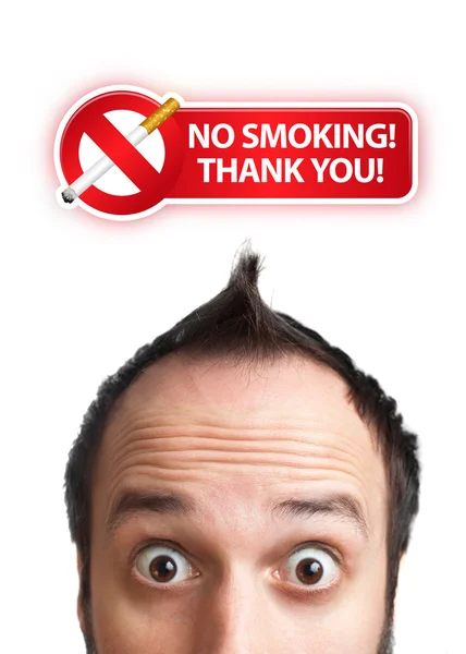 Ung man med rökning förbjuden-skylt över huvudet — Stockfoto