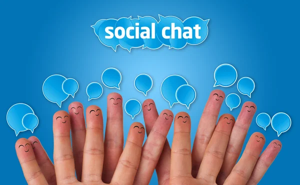 Parmak suratlar sosyal sohbet işareti ile mutlu grup — Stok fotoğraf