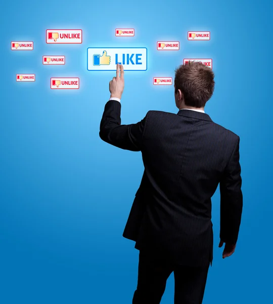 Mann drückt Ikone des sozialen Netzwerks — Stockfoto