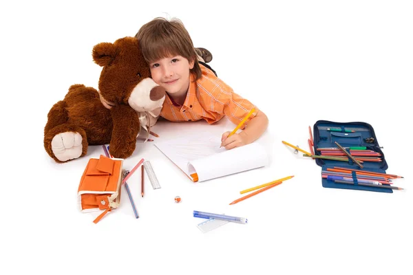 Glücklicher kleiner Junge mit Notizbuch und Teddybär — Stockfoto