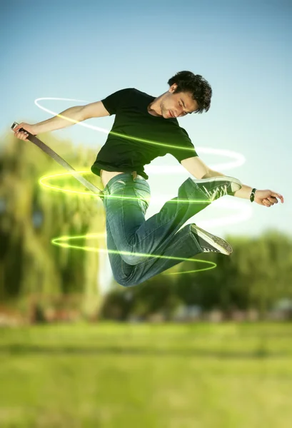 Jumpinf homem com feixes de energia — Fotografia de Stock