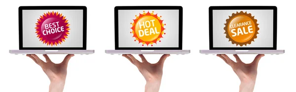 Hand som håller laptop med färgglada försäljning etikett samling 2 — Stockfoto