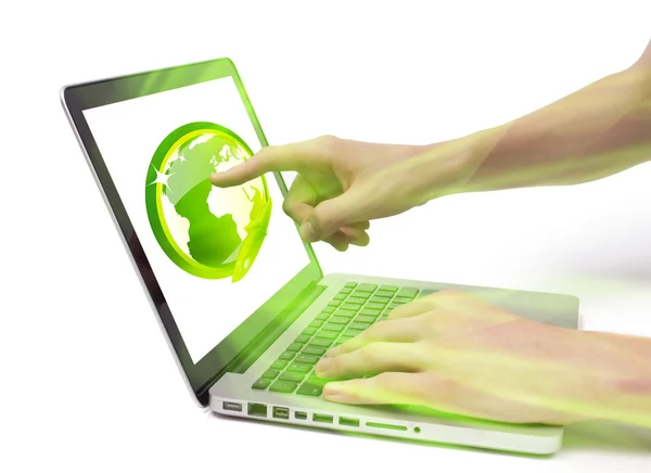Mão apontando para uma tela de laptop sobre fundo branco — Fotografia de Stock