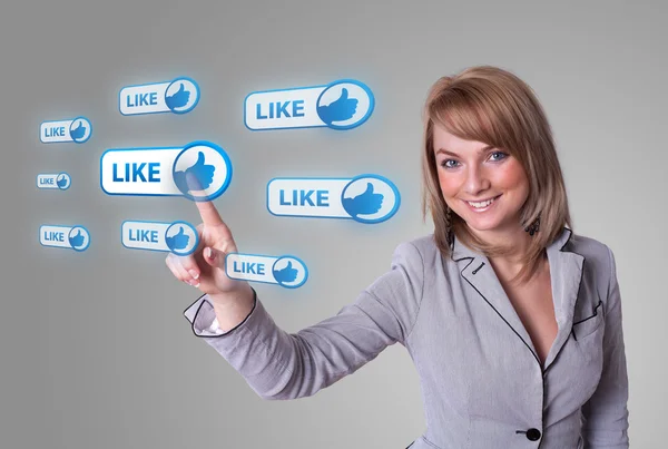 Kobieta ręcznie naciskając ikonę Social Network — Zdjęcie stockowe
