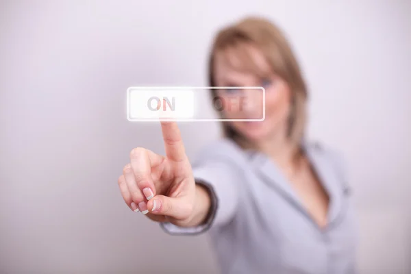 Kvinna att trycka på on/off knappen — Stockfoto