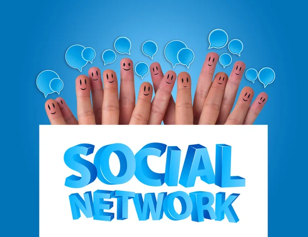 Groep van vinger smileys houden whiteboard met sociale netwerk s — Stockfoto