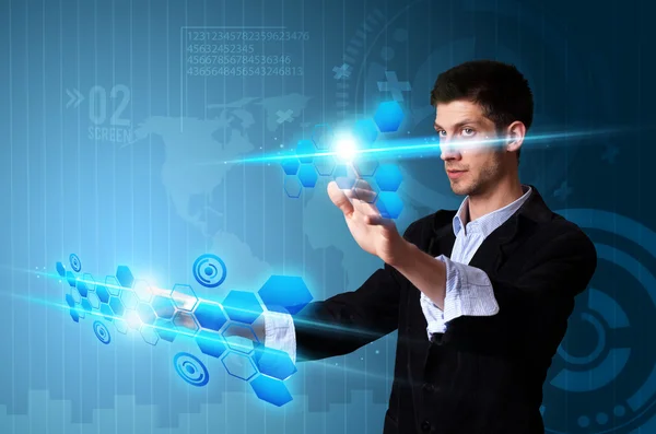 Hombre pulsando botones de pantalla táctil moderna con una tecnología azul —  Fotos de Stock