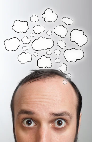 Homem com bolhas de fala sobre a cabeça — Fotografia de Stock