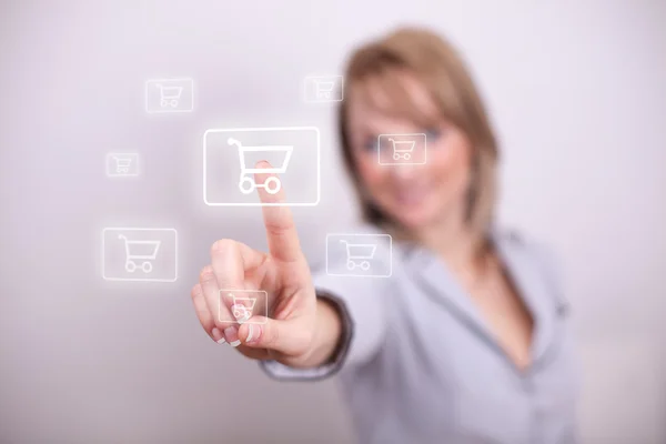 Γυναίκα πατώντας ηλεκτρονικού ταχυδρομείου ψώνια καλάθι κουμπί — Φωτογραφία Αρχείου
