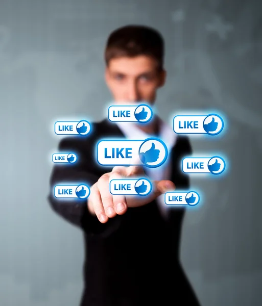 Mann drückt Ikone des sozialen Netzwerks — Stockfoto