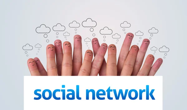 Gruppo di smiley dito tenendo lavagna bianca con social network s — Foto Stock