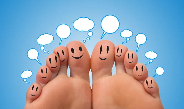 Grupo feliz de sorrisos dedo com sinal de rede social — Fotografia de Stock