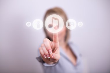 kadın müzik medya düğmesine basarak