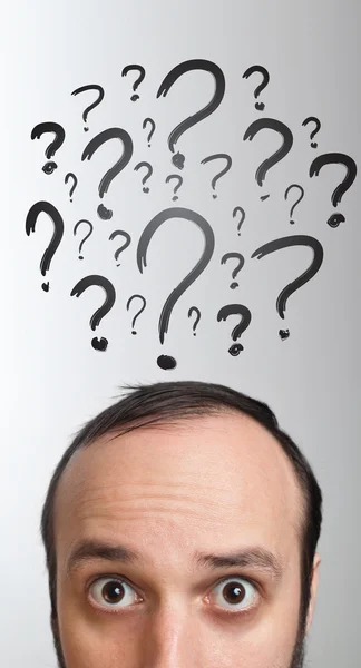 Caucasiano adulto masculino tem muitas perguntas em sua cabeça — Fotografia de Stock