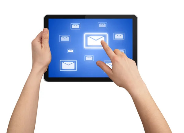 Una mano maschile in possesso di un pc touchpad, un dito tocca il sim e-mail — Foto Stock
