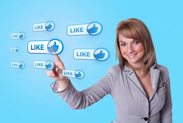 Mão mulher pressionando ícone de rede social — Fotografia de Stock