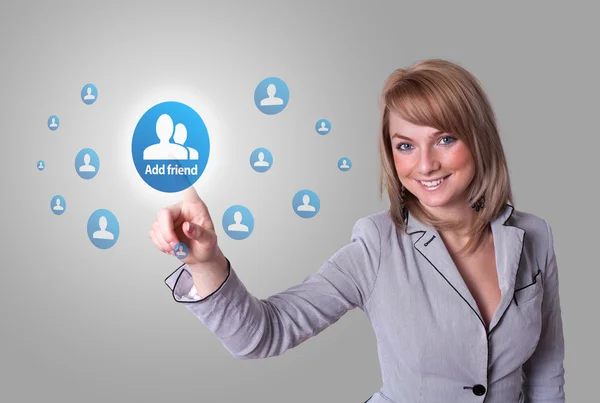 Kvinna hand trycka på Social Network ikon — Stockfoto
